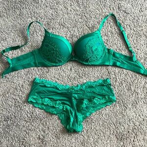Victorias secrets very sexy push up bra and panty set in evergreen size 34b M